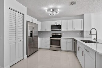 735 NW 42nd Pl in Pompano Beach, FL - Building Photo - Building Photo