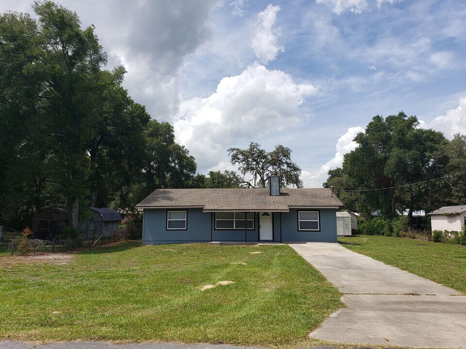 5685 E Live Oak Ln in Inverness, FL - Foto de edificio