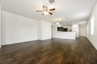 8224 W Encinas Ln in Phoenix, AZ - Foto de edificio - Building Photo