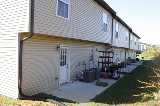 525 Patriot Park Ct in Clarksville, TN - Foto de edificio - Other