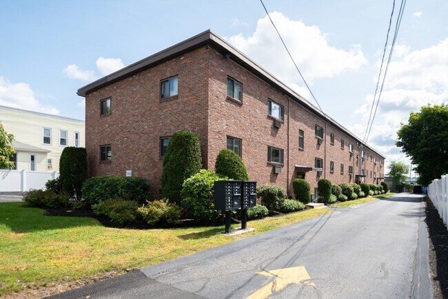 146 Willow St in Waltham, MA - Building Photo - Building Photo