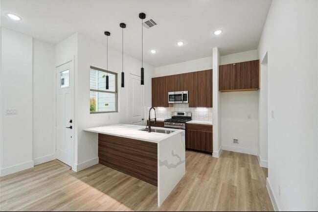 7418 Maxroy St in Houston, TX - Foto de edificio - Building Photo