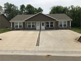 608 W Market St in Warrensburg, MO - Building Photo