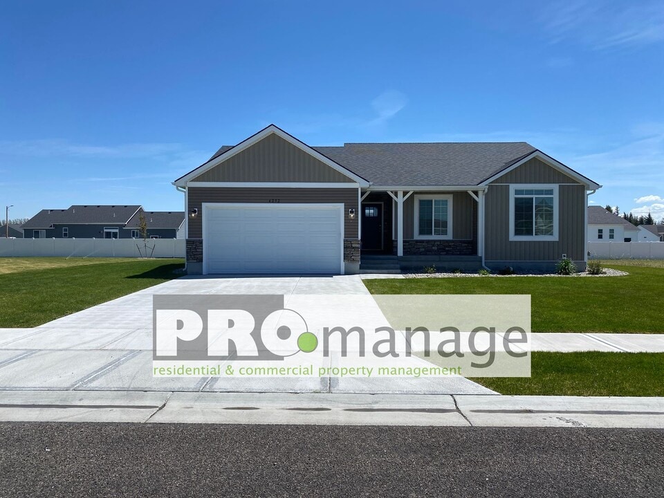 4292 Hemingway in Ammon, ID - Building Photo