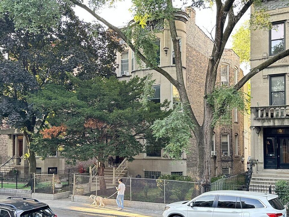 2116 W Concord Pl in Chicago, IL - Building Photo