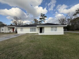 4010 Harding Dr in Beaumont, TX - Building Photo