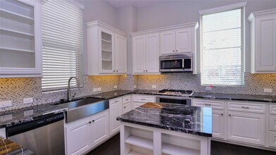 413 T C Jester Blvd in Houston, TX - Building Photo - Building Photo