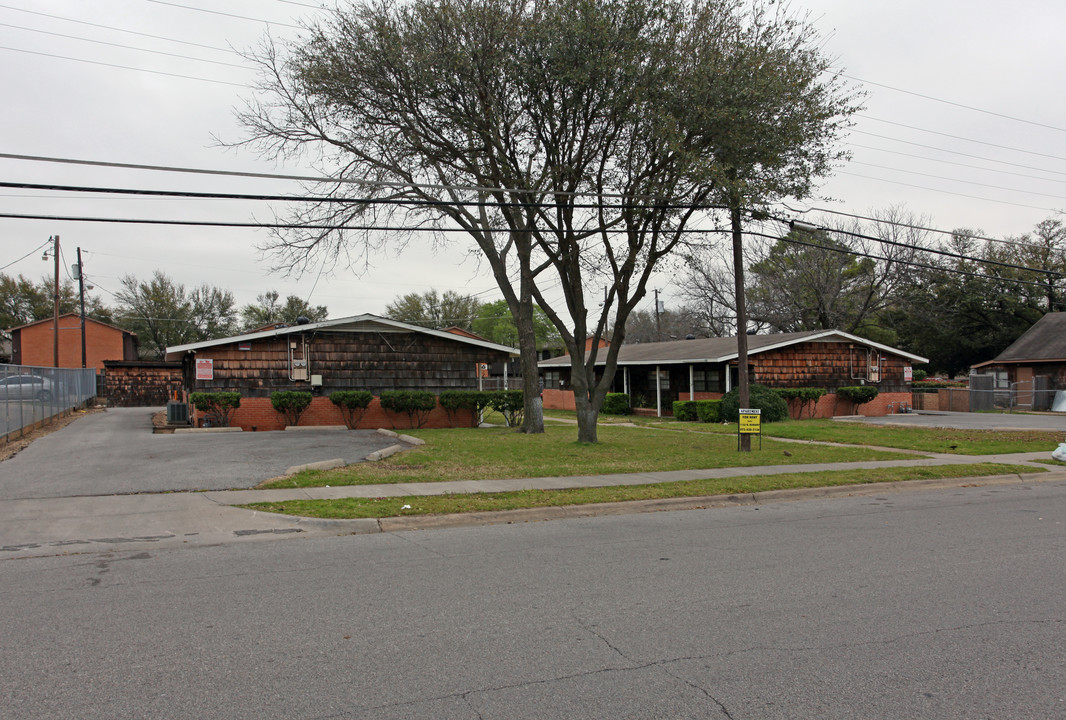 1100-1106 Holly St in Irving, TX - Building Photo