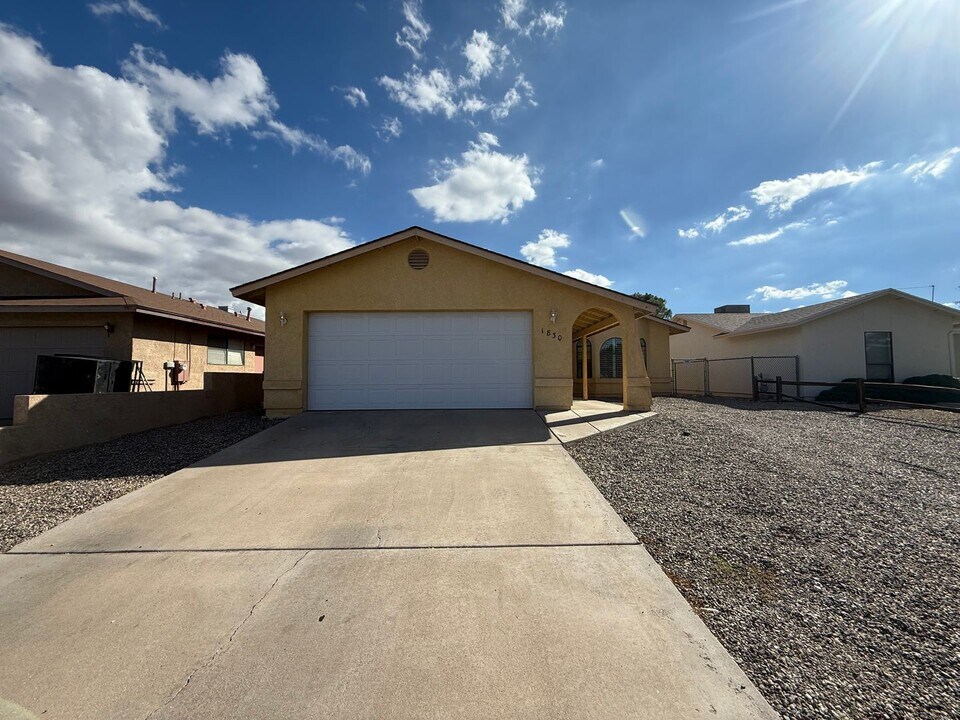 1830 Hope Ave in Kingman, AZ - Building Photo