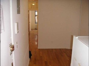 10 St Marks Pl in New York, NY - Building Photo - Interior Photo