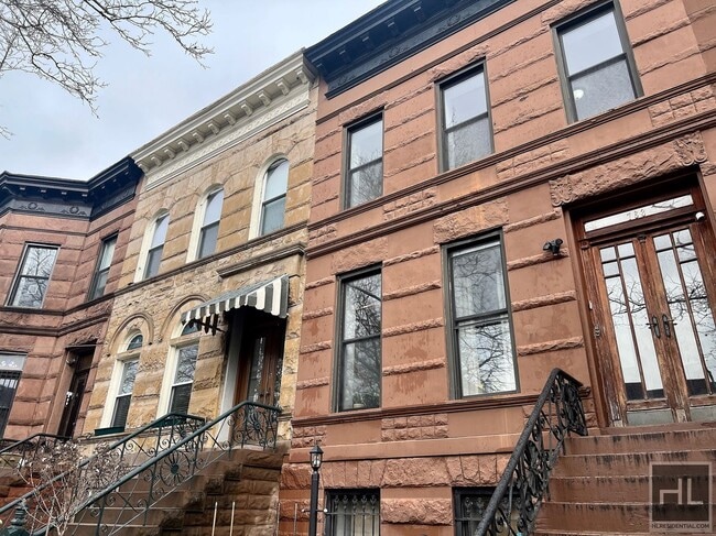 2BR 1BA Garden Level Brownstone w/ Free La