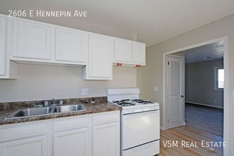 2606 E Hennepin Ave in Minneapolis, MN - Building Photo - Building Photo