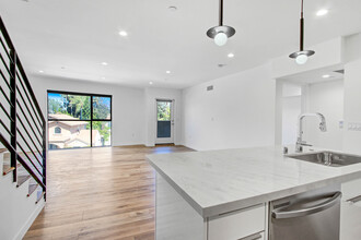 4409 Saugus Ave in Sherman Oaks, CA - Building Photo - Building Photo