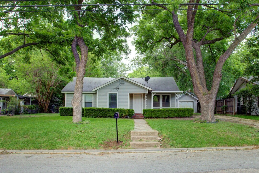 1005 N Buffalo Ave in Cleburne, TX - Foto de edificio