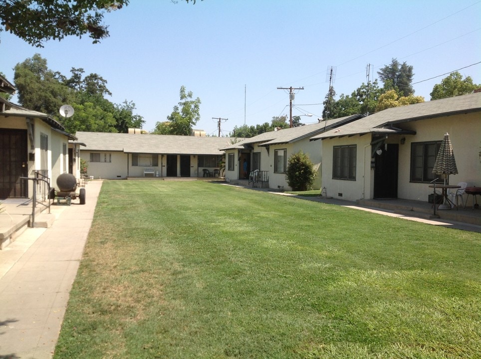 422 W Race Ave in Visalia, CA - Building Photo