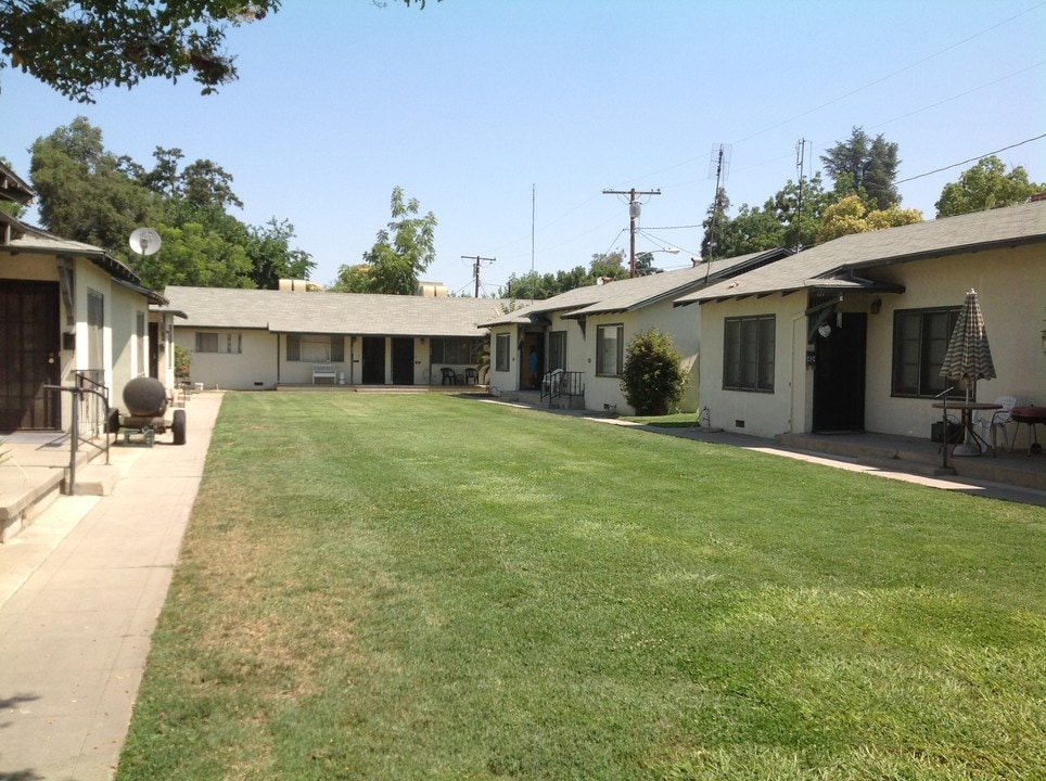 422 W Race Ave in Visalia, CA - Building Photo