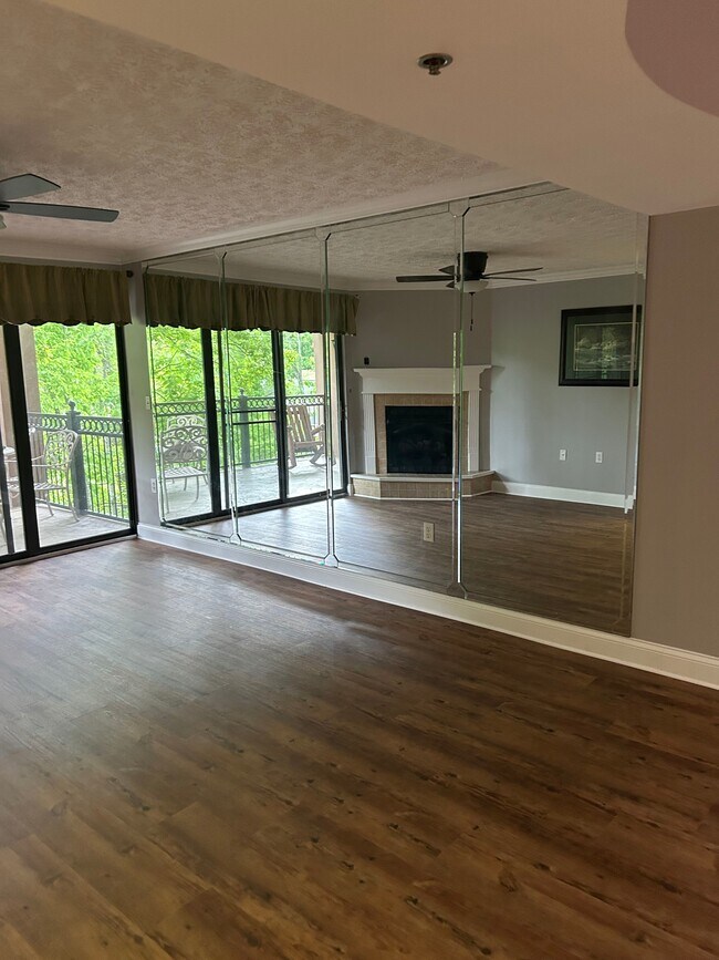 210 Roaring Fork Ext, Unit 306 in Gatlinburg, TN - Foto de edificio - Building Photo