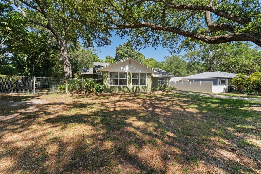 4939 Woodland Dr in St. Petersburg, FL - Building Photo