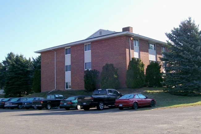 Canary Hill Apartments in Maplewood, MN - Foto de edificio - Building Photo