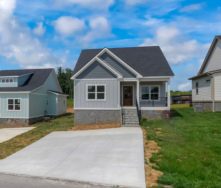 102 Sunset Dr in Trenton, GA - Building Photo