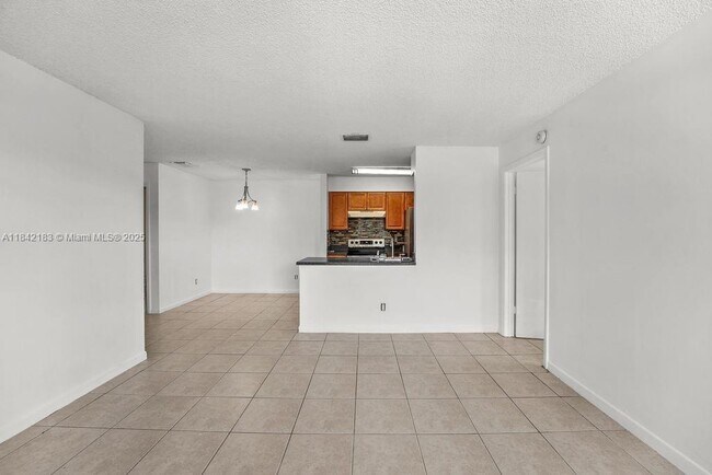 10461 NW 7th St in Pembroke Pines, FL - Building Photo - Building Photo