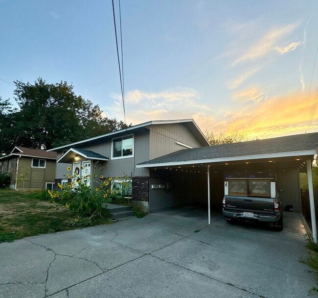 1222 S Pittsburg St in Spokane, WA - Foto de edificio - Building Photo