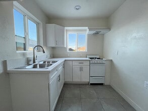 5017 Clara St in Cudahy, CA - Foto de edificio - Building Photo