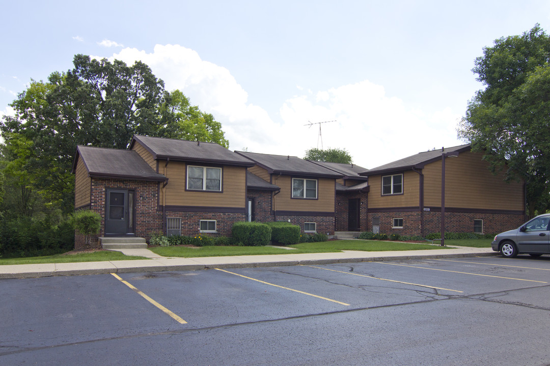 Lakewood Village in Island Lake, IL - Building Photo