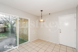 9814 Emory Oak Cir in Dallas, TX - Foto de edificio - Building Photo