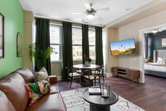 925 Common St in New Orleans, LA - Foto de edificio - Building Photo