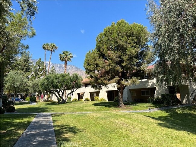 2860 N Los Felices Rd, Unit 114 in Palm Springs, CA - Building Photo - Building Photo