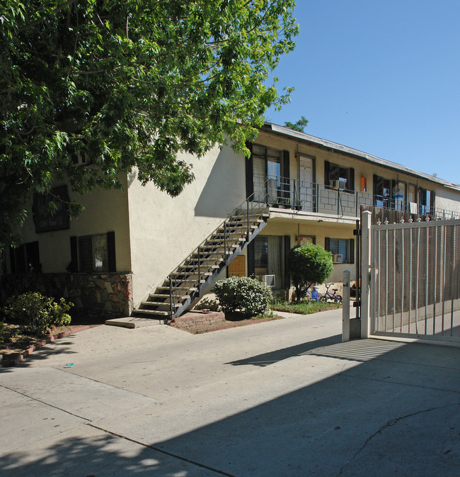 The Elms Apartments in Newhall, CA - Foto de edificio - Building Photo