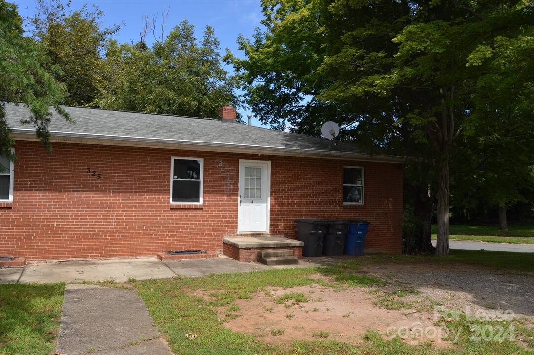 325 Chambers St in Statesville, NC - Building Photo