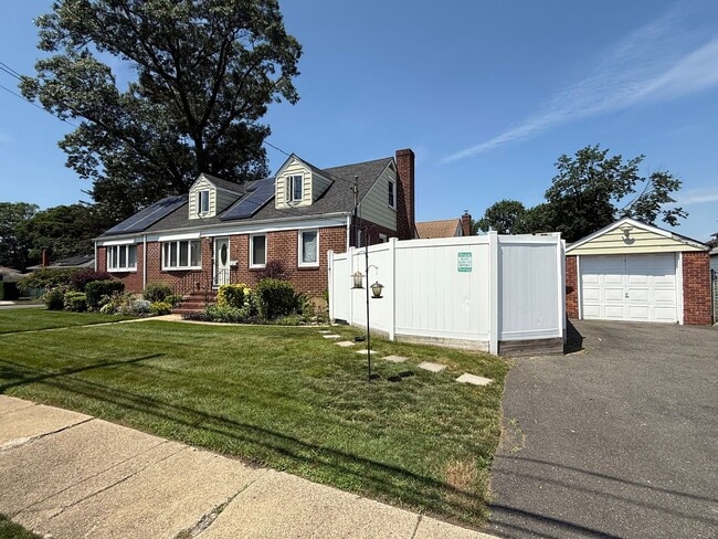 100 Newbold Ave in Valley Stream, NY - Building Photo - Building Photo