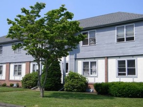 Marshfield Apartments in North Branford, CT - Foto de edificio - Building Photo