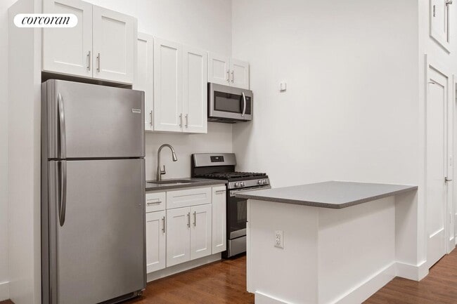 241 Bedford Ave in Brooklyn, NY - Foto de edificio - Building Photo