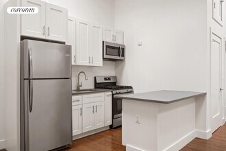 241 Bedford Ave in Brooklyn, NY - Foto de edificio - Building Photo