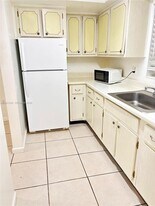 7430 SW 82nd St in Miami, FL - Building Photo