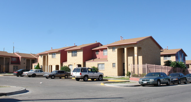 Ambrosio Guillen Apartments in El Paso, TX - Foto de edificio - Building Photo