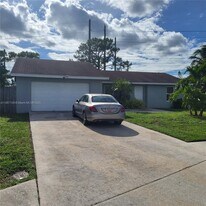 127 Seagull Ct in Royal Palm Beach, FL - Building Photo