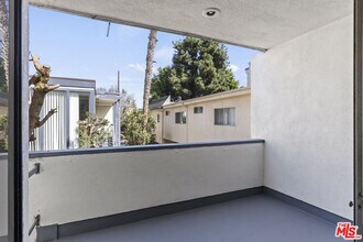 1233 Barry Ave in Los Angeles, CA - Foto de edificio - Building Photo