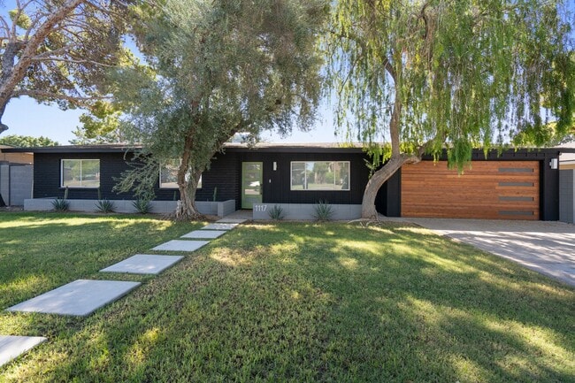 property at 1117 E Nicolet Ave