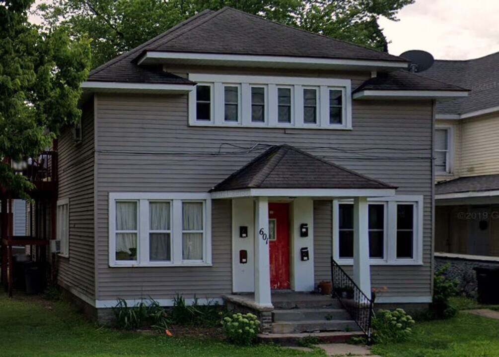 601 W Franklin St in Elkhart, IN - Building Photo