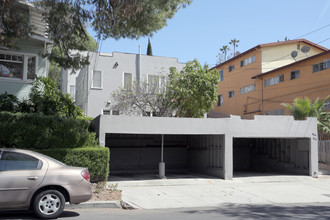 832 Hyperion Ave in Los Angeles, CA - Foto de edificio - Building Photo