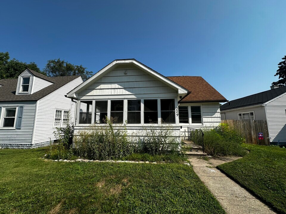 229 E Fairview Ave in South Bend, IN - Building Photo