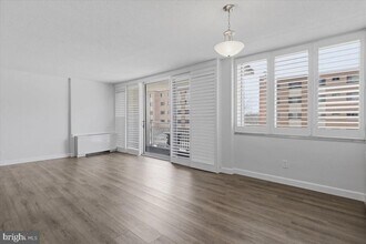 1301 S Arlington Ridge Rd in Arlington, VA - Building Photo - Building Photo