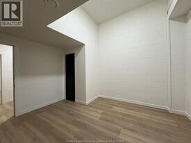 1374 Wyandotte St E in Windsor, ON - Building Photo