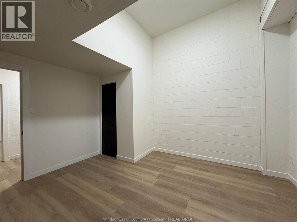 1374 Wyandotte St E in Windsor, ON - Building Photo