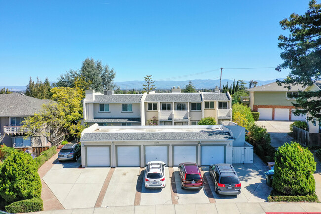 10270 Alpine Dr in Cupertino, CA - Foto de edificio - Building Photo