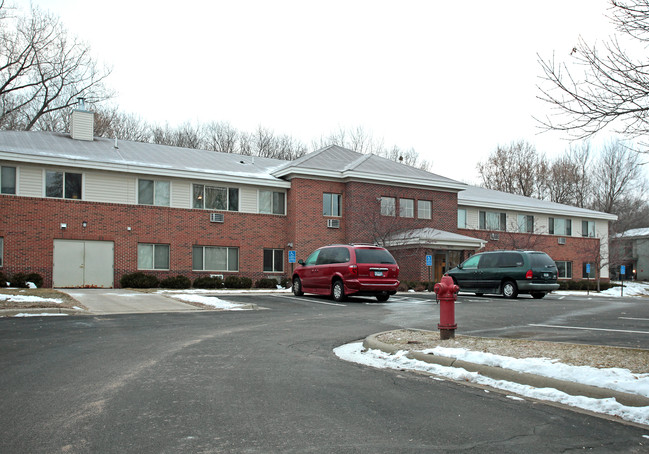 Leah's Apartments in Burnsville, MN - Foto de edificio - Building Photo